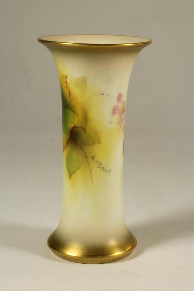 A ROYAL WORCESTER CHINA VASE Image