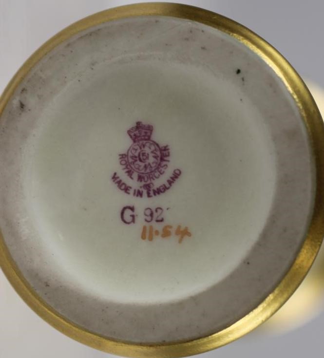 A ROYAL WORCESTER CHINA VASE Image