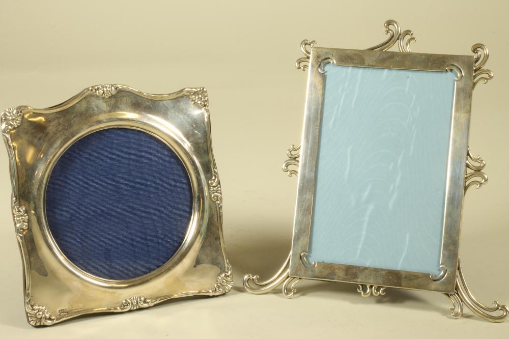 AN EDWARDIAN EASEL BACK SILVER PHOTOGRAPH FRAME Image