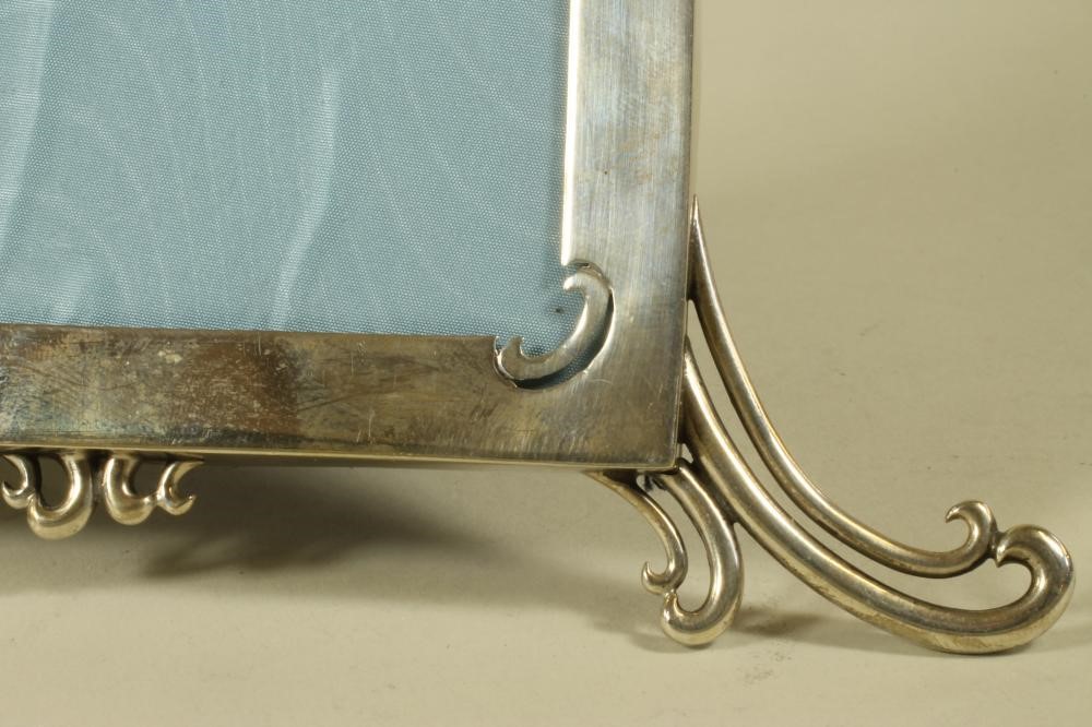 AN EDWARDIAN EASEL BACK SILVER PHOTOGRAPH FRAME Image