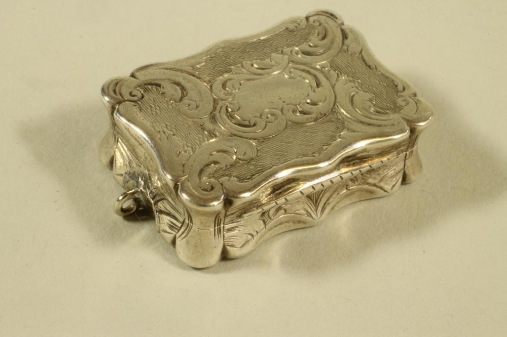 AN EARLY VICTORIAN SILVER PENDANT VINAIGRETTE Image