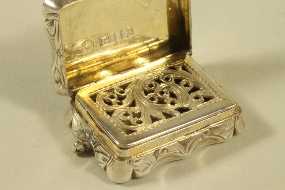 AN EARLY VICTORIAN SILVER PENDANT VINAIGRETTE Image