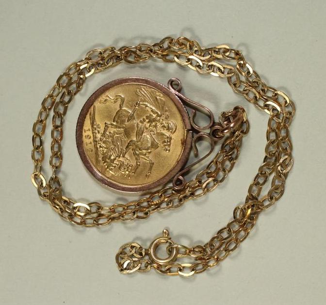 A GEORGE V GOLD SOVEREIGN Image