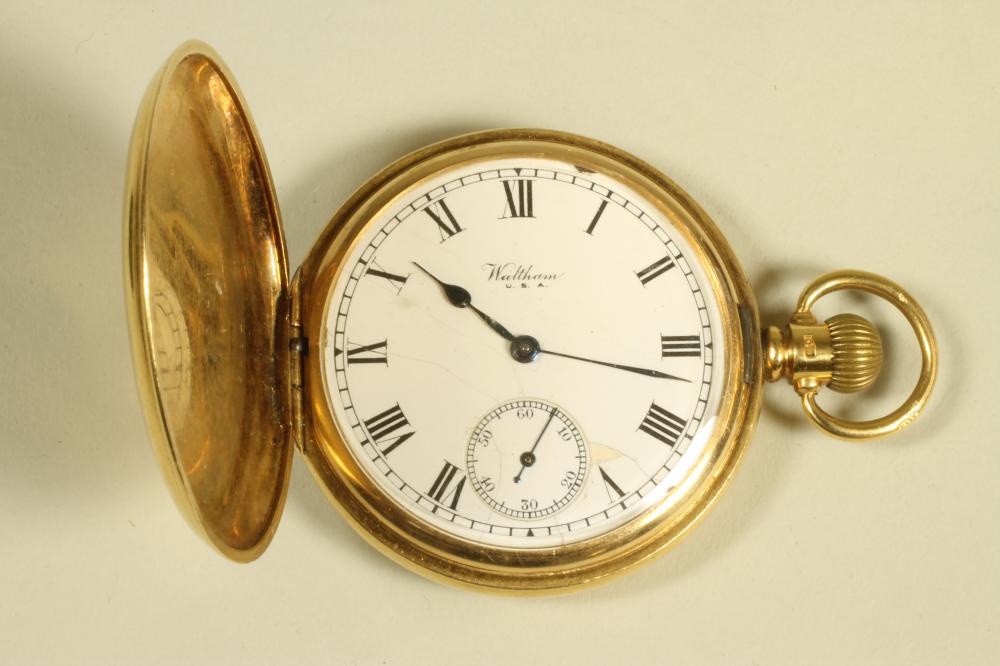A GENTLEMAN'S 18CT GOLD VANGUARD WALTHAM TOP WIND HUNTER POCKET WATCH Image