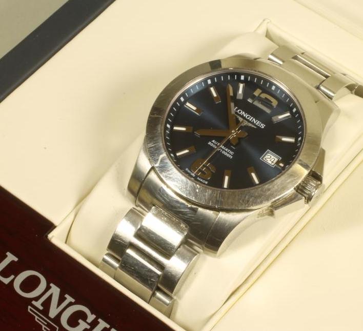 A GENTLEMAN'S STAINLESS STEEL CASED LONGINES AUTOMATIC CONQUEST WRISTWATCH Image