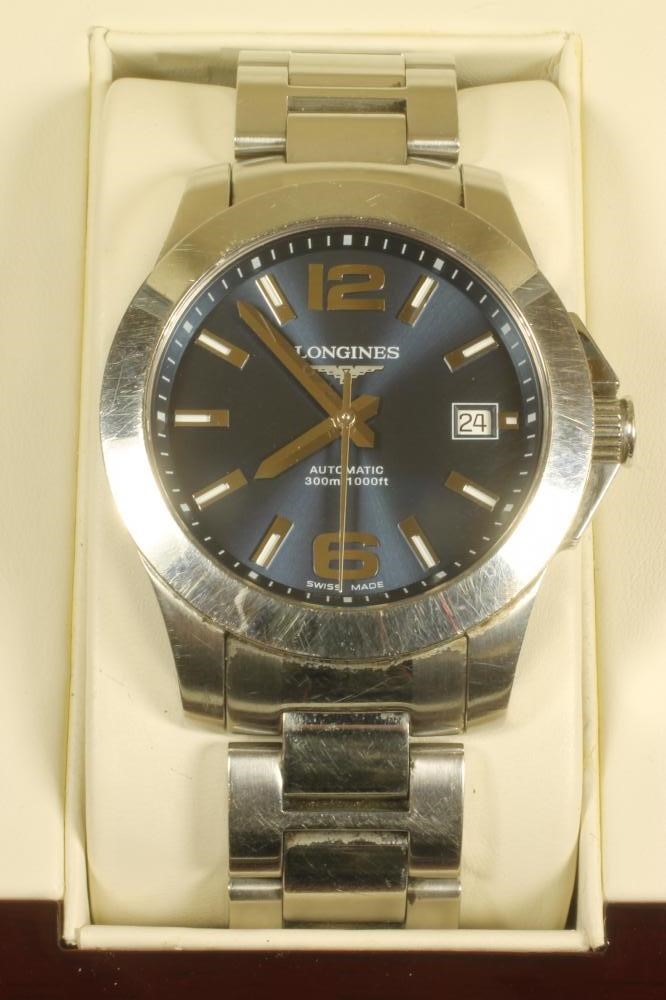 A GENTLEMAN'S STAINLESS STEEL CASED LONGINES AUTOMATIC CONQUEST WRISTWATCH Image