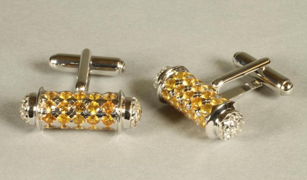 A PAIR OF SILVER DUMB BELL CUFFLINKS Image