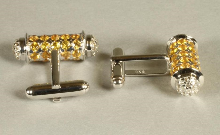 A PAIR OF SILVER DUMB BELL CUFFLINKS Image