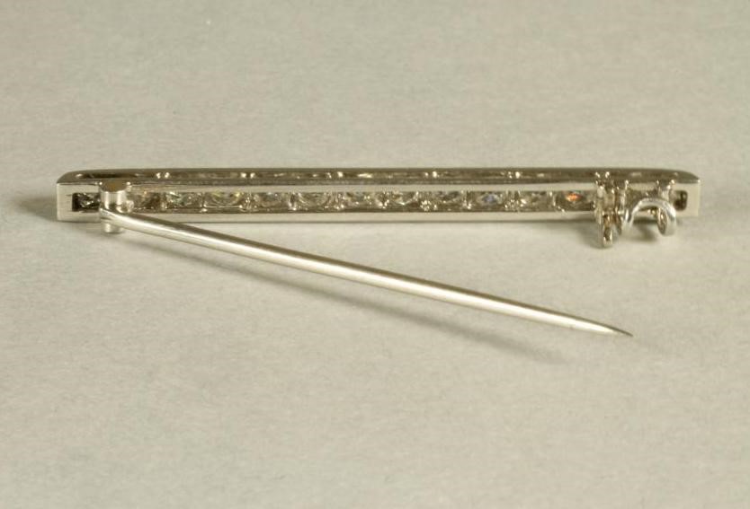 A DIAMOND BAR BROOCH Image