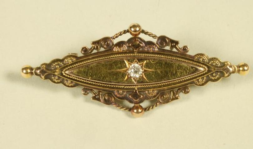 A LATE VICTORIAN 15CT GOLD BROOCH Image