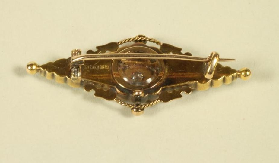 A LATE VICTORIAN 15CT GOLD BROOCH Image