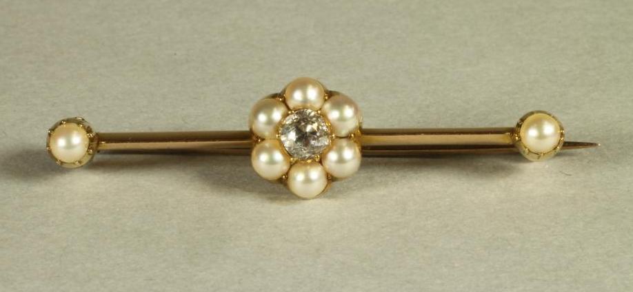 A LATE VICTORIAN 15CT GOLD BAR BOOCH Image