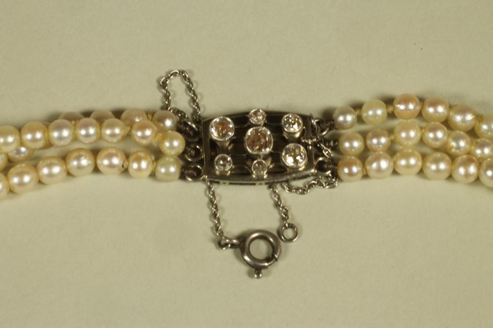 A GRADUATED TRIPLE STRAND CULTURED PEARL NECKLACE Image