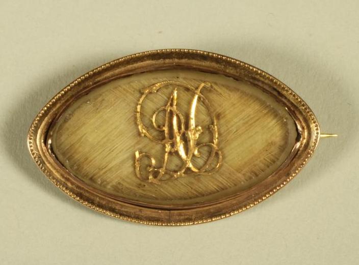 A GEORGE III GOLD MOURNING BROOCH Image