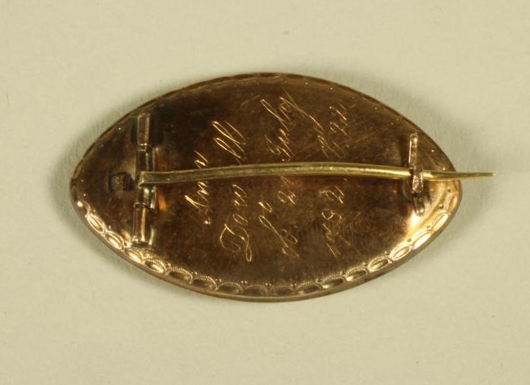 A GEORGE III GOLD MOURNING BROOCH Image