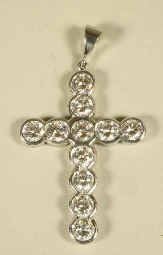 A DIAMOND CROSS PENDANT Image