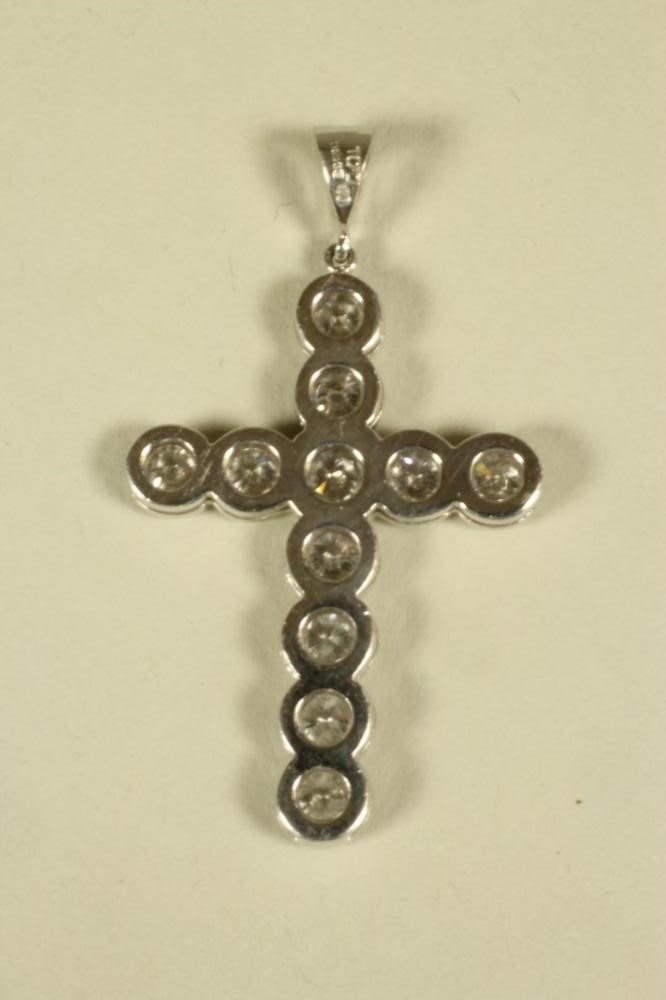 A DIAMOND CROSS PENDANT Image