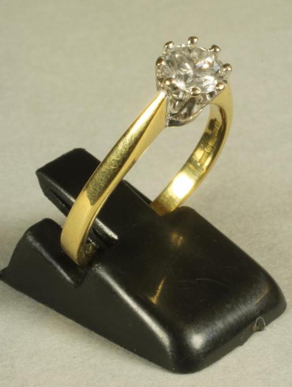 A SOLITAIRE DIAMOND RING Image