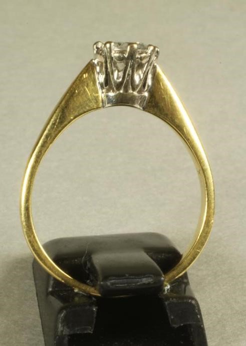 A SOLITAIRE DIAMOND RING Image