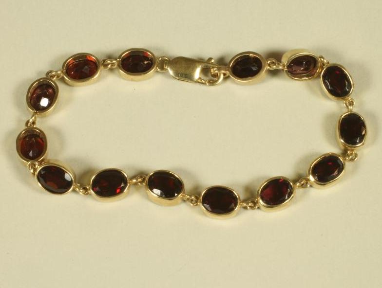 A GARNET BRACELET Image