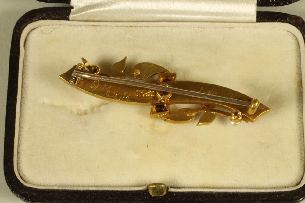 A LATE VICTORIAN 15CT GOLD BROOCH Image