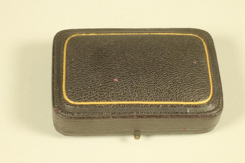 A LATE VICTORIAN 15CT GOLD BROOCH Image