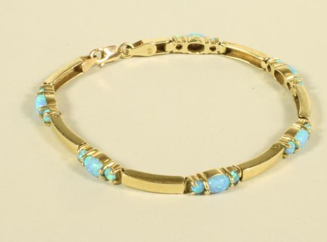 AN OPAL BRACELET Image