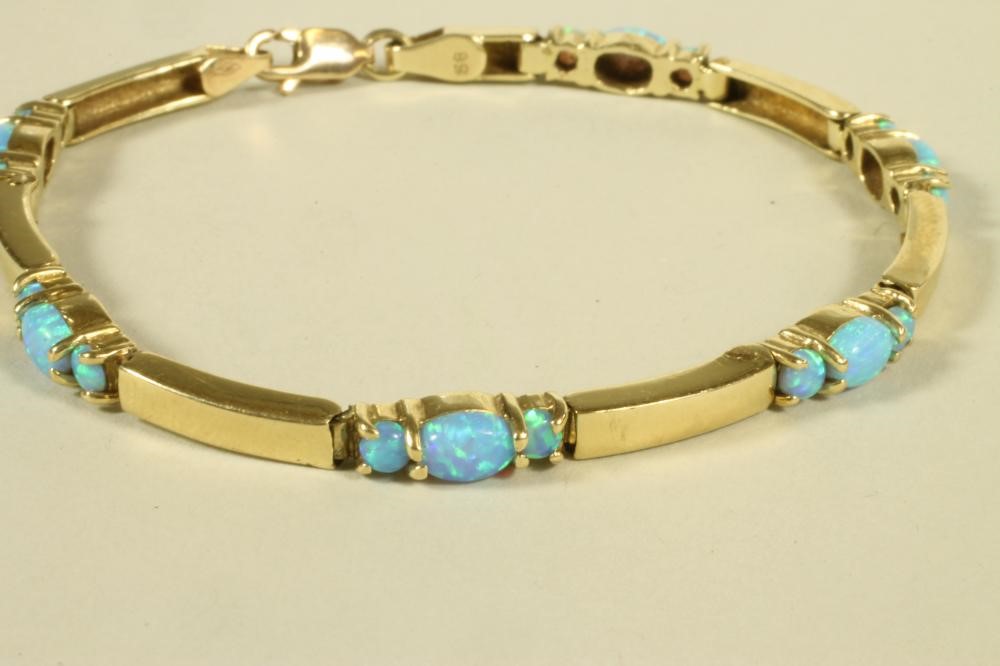 AN OPAL BRACELET Image