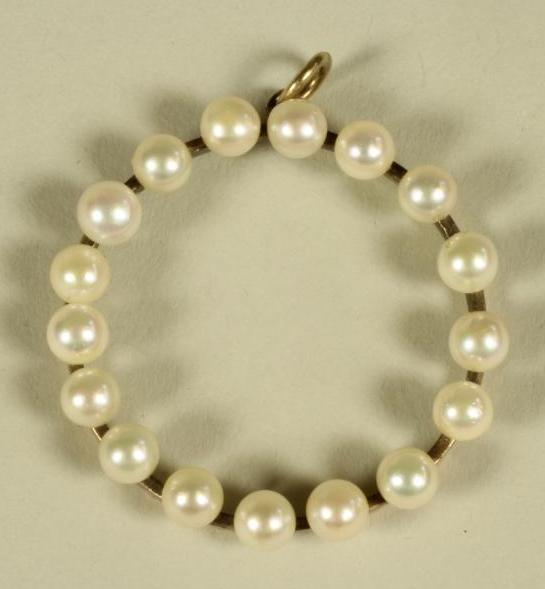 A PEARL SET CIRCLET PENDANT Image
