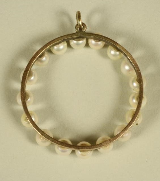 A PEARL SET CIRCLET PENDANT Image