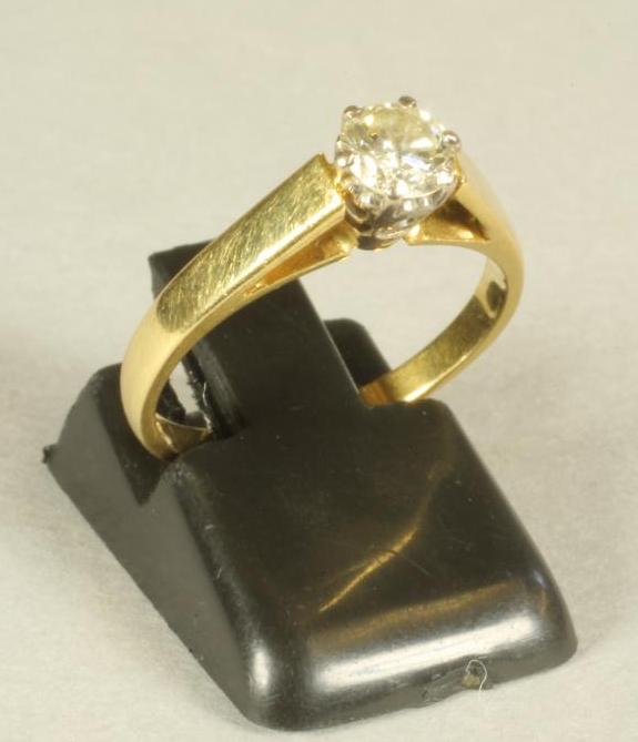 A SOLITAIRE DIAMOND RING Image