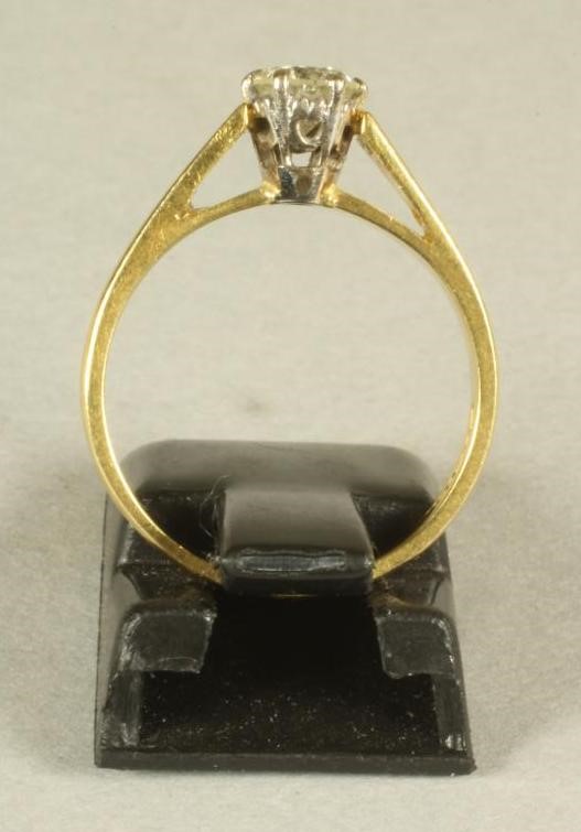 A SOLITAIRE DIAMOND RING Image