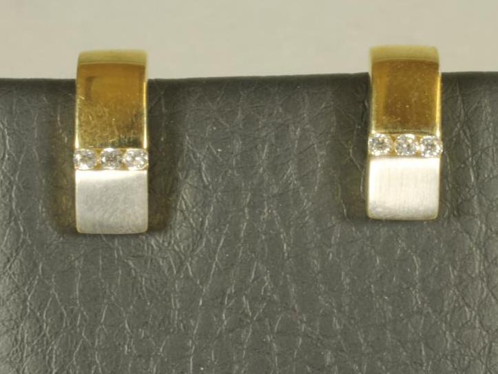 A PAIR OF 9CT GOLD EAR STUDS Image