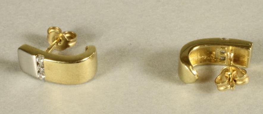 A PAIR OF 9CT GOLD EAR STUDS Image