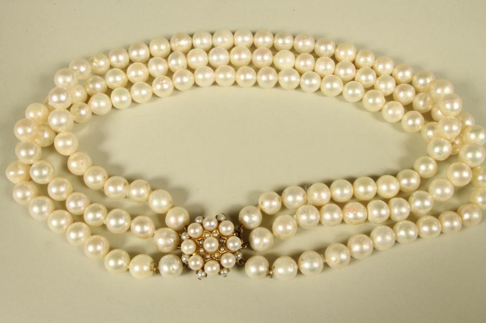 A TRIPLE STRAND CULTURED PEARL NECKLACE Image