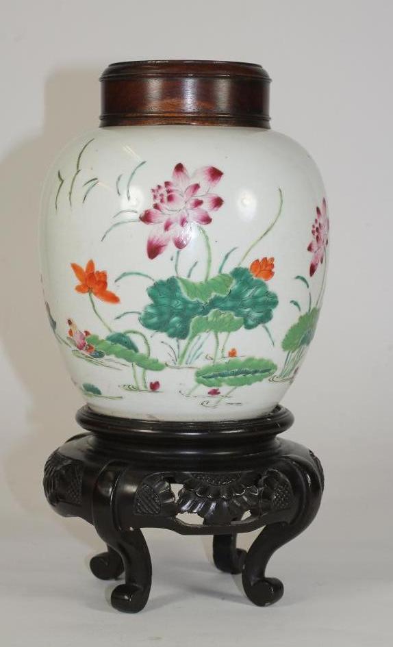 A CHINESE PORCELAIN JAR Image