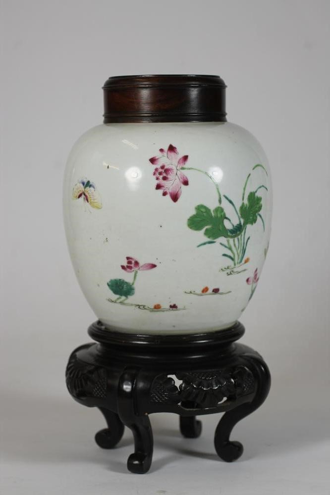 A CHINESE PORCELAIN JAR Image
