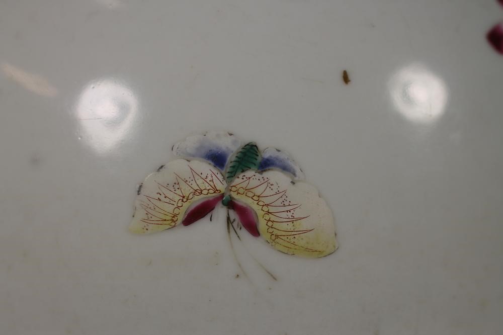 A CHINESE PORCELAIN JAR Image