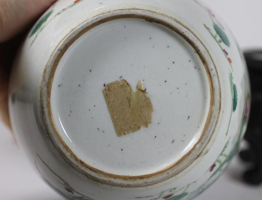 A CHINESE PORCELAIN JAR Image