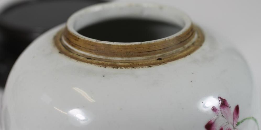 A CHINESE PORCELAIN JAR Image