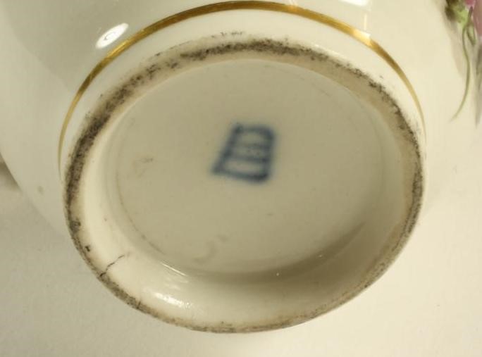 A VIENNA PORCELAIN COFFEE CUP Image