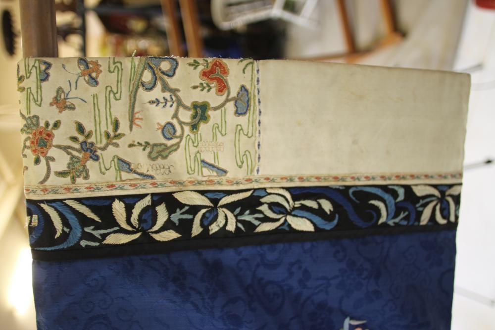 A CHINESE SEMI FORMAL SILK ROBE Image