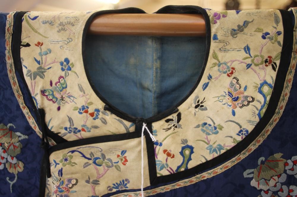 A CHINESE SEMI FORMAL SILK ROBE Image