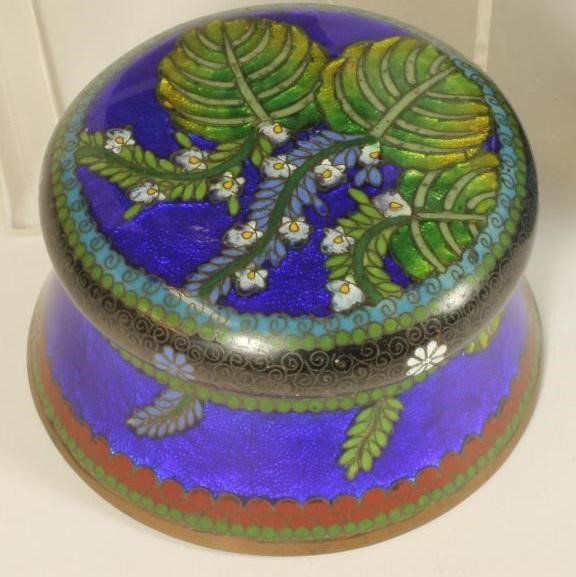 A CHINESE CLOISONNE ENAMEL BOWL Image