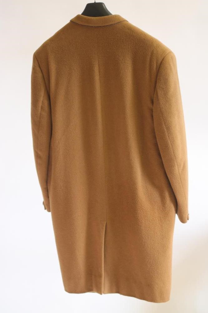 A GENTLEMAN'S VICUNA TOP COAT Image