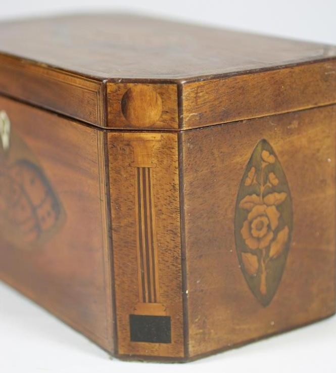 A GEORGIAN MAHOGANY TEA CADDY Image