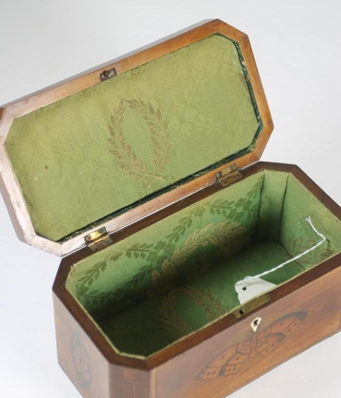 A GEORGIAN MAHOGANY TEA CADDY Image
