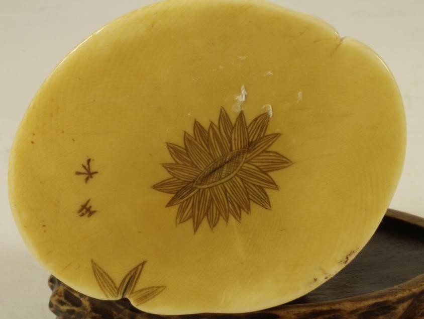 A JAPANESE ONE PIECE IVORY FIGURE GROUP Image