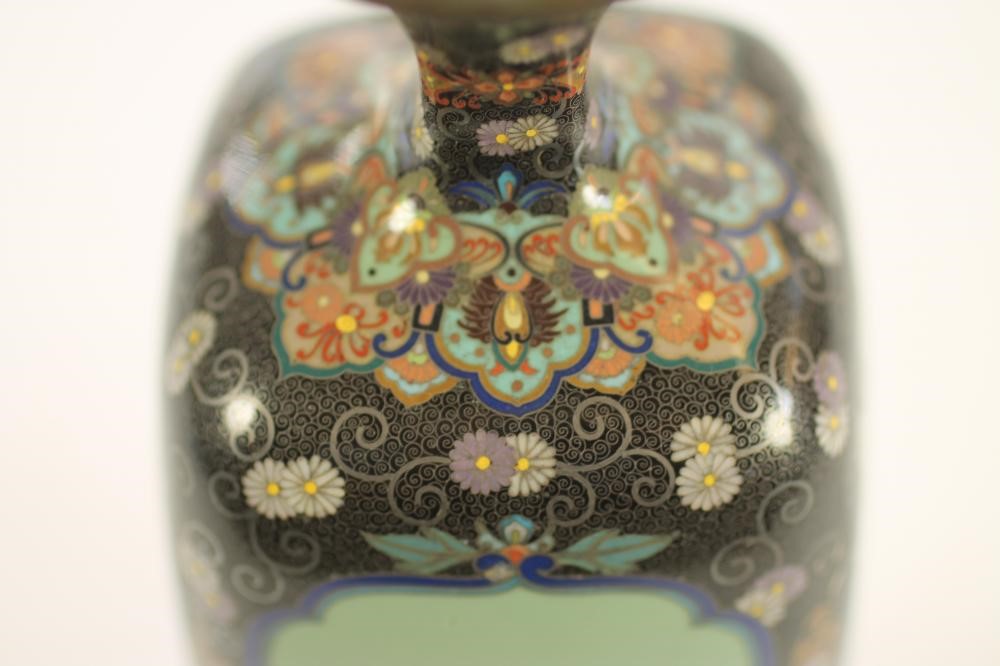A JAPANESE CLOISONNE ENAMEL VASE Image