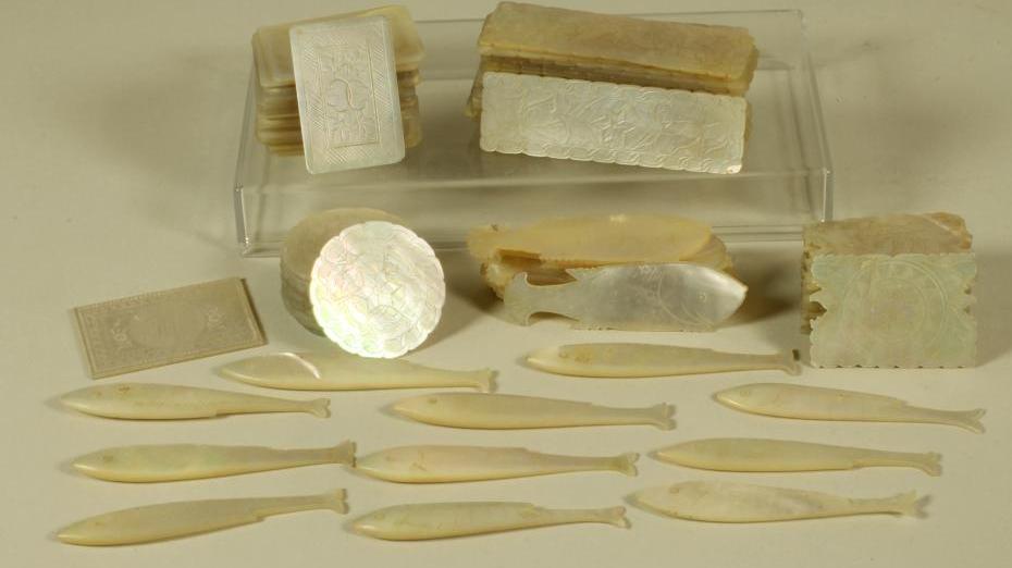 A COLLECTION OF CHINESE MOTHER OF PEARL GAMING COUNTERS Image